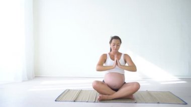 hamile kadın spor egzersizleri Yoga yapıyor