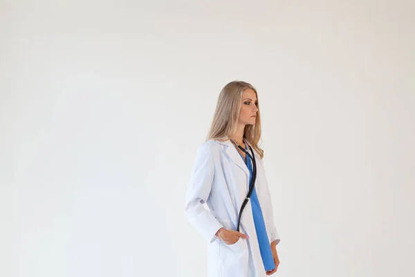 Лікар зі стетоскопом у лікарні медсестри — стокове фото