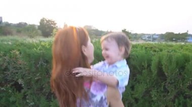 Anne oğlunun gülmek mutluluk ile oynamak