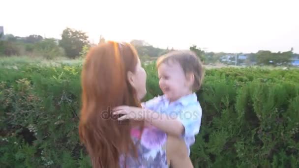 Anya fia nevetés boldogság játszó — Stock videók