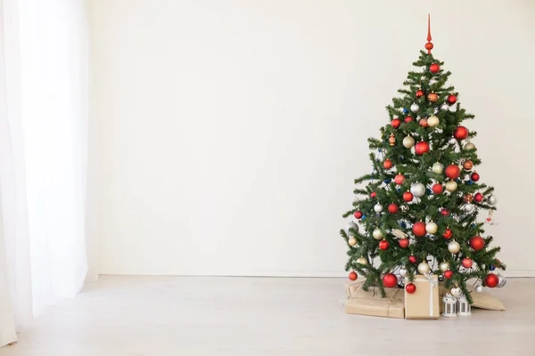 Karácsonyfa piros ajándékokkal a fehér szobában Karácsony — Stock Fotó