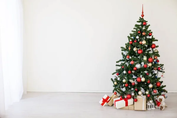 Árvore de Natal com presentes vermelhos na sala branca Natal — Fotografia de Stock