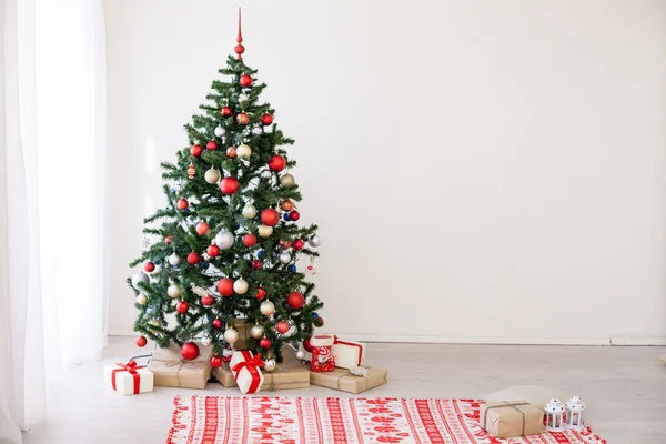 Χριστουγεννιάτικο δέντρο με κόκκινα δώρα στο λευκό δωμάτιο Χριστούγεννα — Φωτογραφία Αρχείου