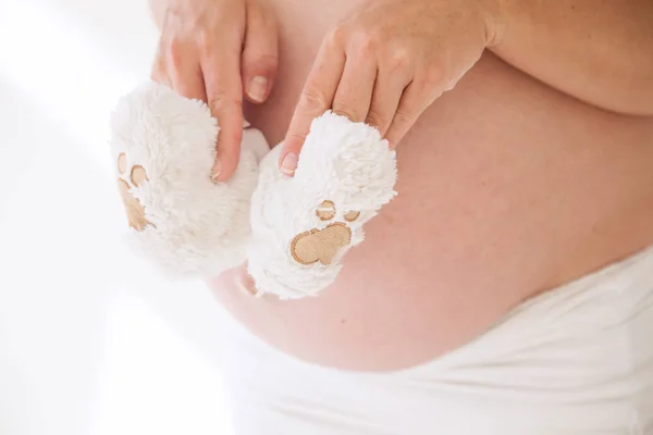 Żołądka w ciąży kobiety i dziecka rzeczy skarpety 1 — Zdjęcie stockowe