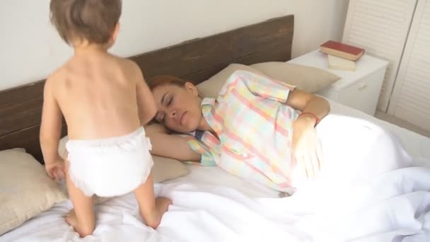 Little boy wakes up his sleeping mother — Stock Video