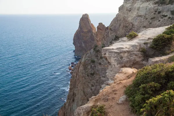 Deniz kayalıklarla okyanus manzara tepeden — Stok fotoğraf