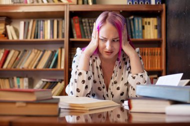 sınav çok kitap kütüphanede okur için kız hazırlanıyor