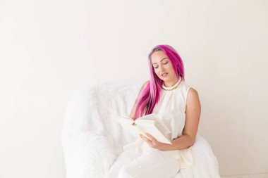 pembe saçlı güzel kız eğitim kitap okur