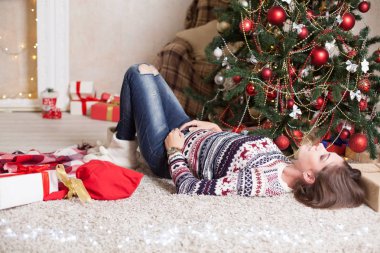 kız Noel Noel ağacı sunar