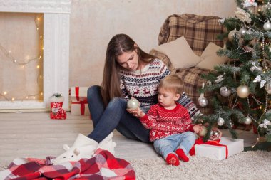 Anne küçük çocuk Noel dekor hediyeler Noel ağacı ile