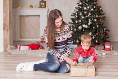 Anne küçük çocuk Noel dekor hediyeler Noel ağacı ile