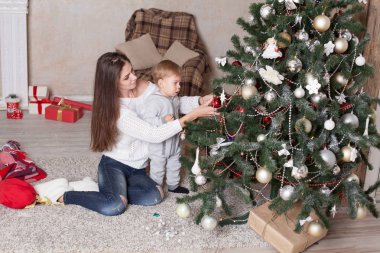 Anne ve küçük çocuğa hediye 1 ile Noel ağacı