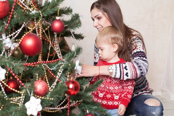 Мама с сыном украшают елку на Новый год Подарки Рождество — стоковое фото