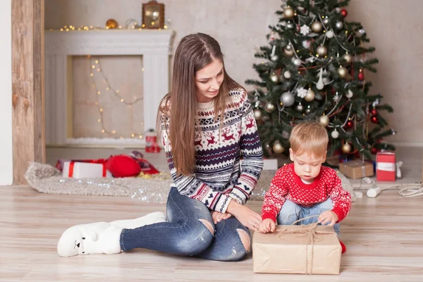 Мать с маленьким ребенком Рождественские подарки Декор Рождественская елка — стоковое фото