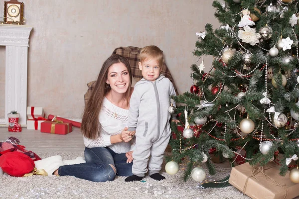 Mère et petit garçon au sapin de Noël avec des cadeaux 1 — Photo