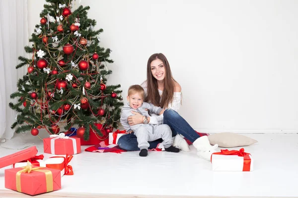 Mãe e filho abrem presentes no Natal e no Ano Novo — Fotografia de Stock