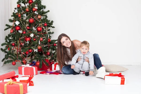 Mãe e filho abrem presentes no Natal e no Ano Novo — Fotografia de Stock