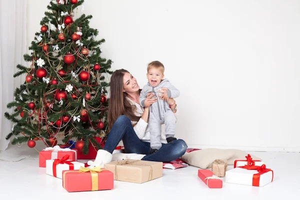 Regali aperti madre e figlio a Natale e Capodanno — Foto Stock