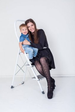 Anne ve oğlunun merdiven merdiven üzerinde