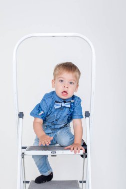 Çocuk bir merdiven üzerinde oturan bir takım