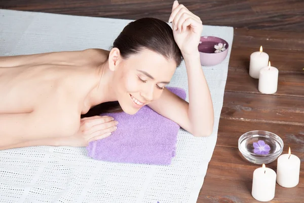 Chica se encuentra en la sauna antes del masaje y Spa — Foto de Stock