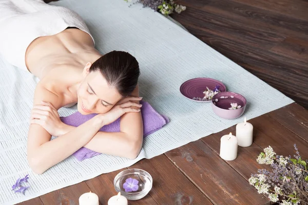 Chica se encuentra en la sauna antes del masaje y Spa — Foto de Stock