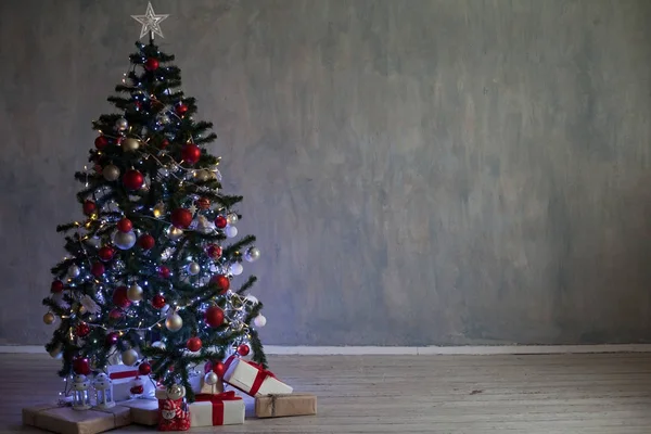 Χριστουγεννιάτικο δέντρο με φώτα γιρλάντα σπίτια για το νέο έτος — Φωτογραφία Αρχείου