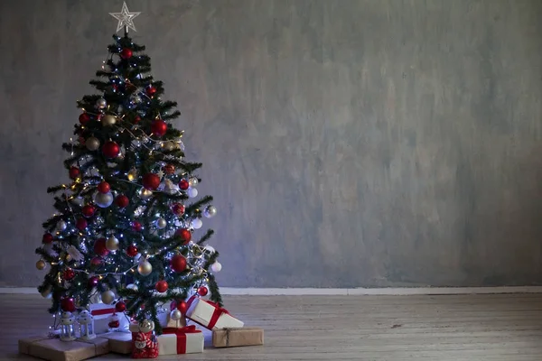 Árbol de Navidad con luces Casas de guirnalda para el nuevo año —  Fotos de Stock