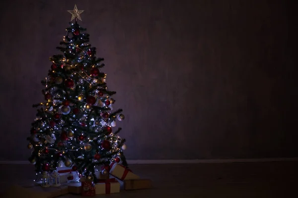 Рождественская елка с огнями — стоковое фото
