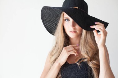 moda kız sarışın mavi gözlü bir ağzına kadar ile şapkalı