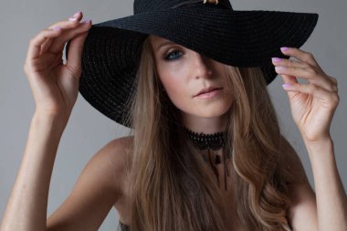 Bir büyük ağzına kadar moda poz ile şapkalı bir kız portresi