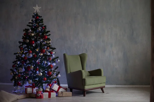 Árvore de Natal com luzes e guirlandas e presentes casa para o Natal — Fotografia de Stock
