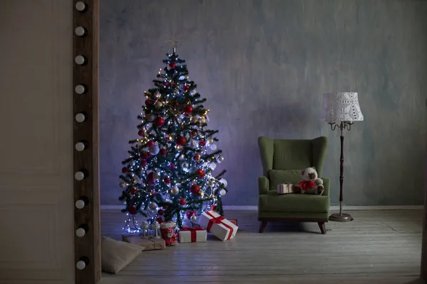 Árbol de Navidad con luces y guirnaldas y regalos a casa para Navidad —  Fotos de Stock
