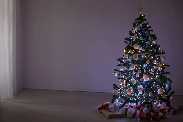 Decoración de Navidad Árbol de Navidad con Guirnalda de Navidad —  Fotos de Stock