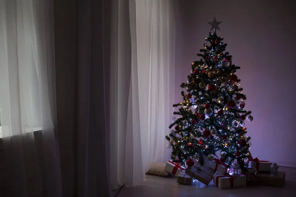 Lichtergirlanden auf einem Weihnachtsbaum zur Weihnachtsdekoration — Stockfoto