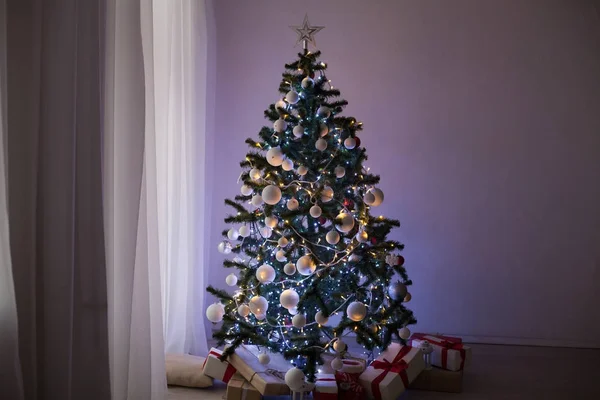 Ghirlande di luci su un albero di Natale per decorazioni natalizie — Foto Stock