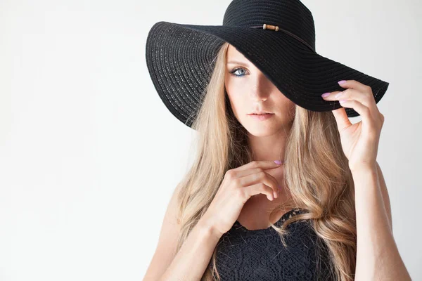 moda kız sarışın mavi gözlü bir ağzına kadar ile şapkalı