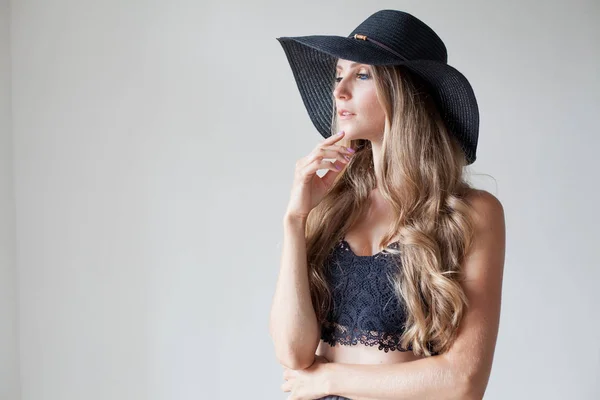 Fashionabla flicka blondin med blå ögon i en hatt med ett brätte — Stockfoto
