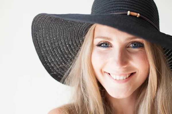 moda kız sarışın mavi gözlü bir ağzına kadar ile şapkalı