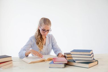 öğretmen ders için pek çok kitap hazırlama ofiste