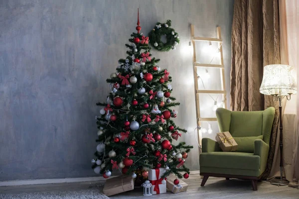 Zimmer mit Weihnachtsschmuck Weihnachtsbaum Geschenke — Stockfoto