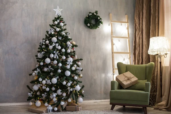 Weihnachtsferien mit Weihnachtsbaumdekor Geschenke — Stockfoto