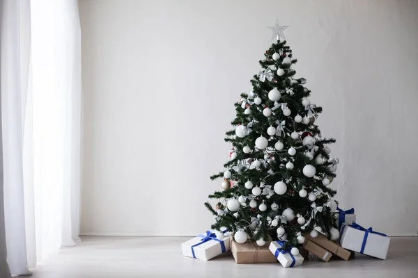 圣诞装饰白色背景圣诞树 — 图库照片