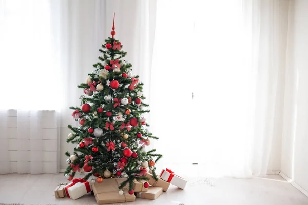A piros dekoráció új évet ajándékok a karácsonyfa — Stock Fotó