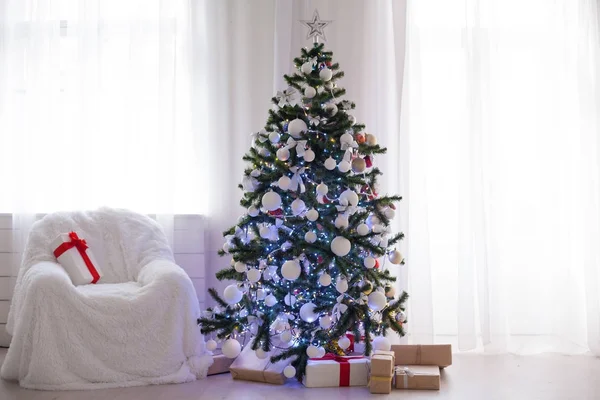 Fehér szobában díszített karácsonyi újévi fa ajándékok — Stock Fotó