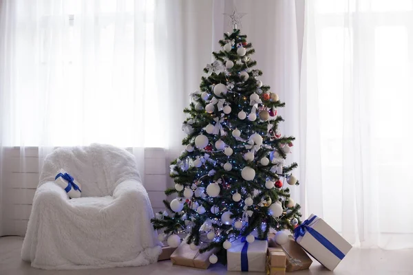 Egy fehér szobában karácsonyi dekoráció ajándék karácsony fa áll — Stock Fotó