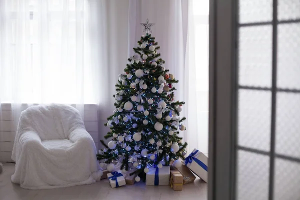 Arbre de Noël se tient dans une salle blanche Cadeaux de décoration de Noël — Photo
