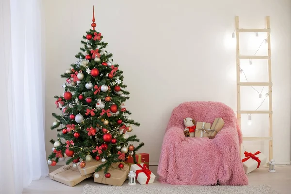Vánoční stromeček s představuje vánoční osvětlení místnosti dárky — Stock fotografie
