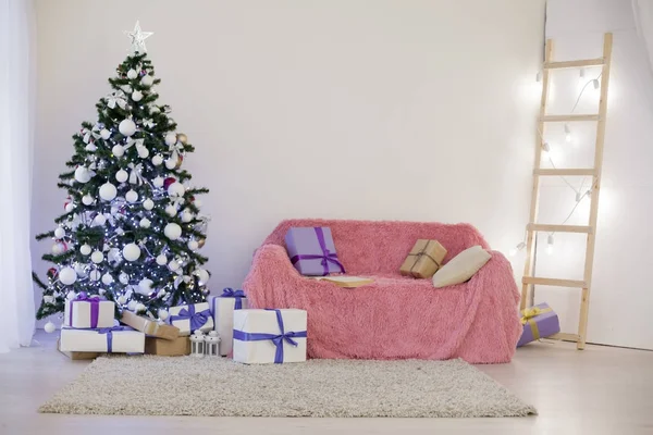 Quarto decorado para presentes de árvore de Natal ano novo — Fotografia de Stock