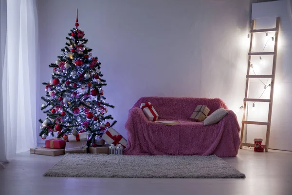 Quarto decorado para presentes de árvore de Natal ano novo — Fotografia de Stock